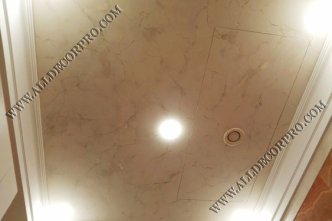 Потолок декорированный венецианской штукатуркой имитирующей мрамор