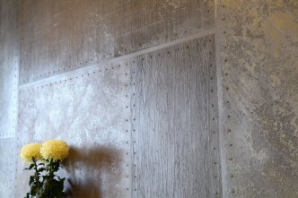 Стена декорированная панно из различных металлизированных декоративных штукатурок