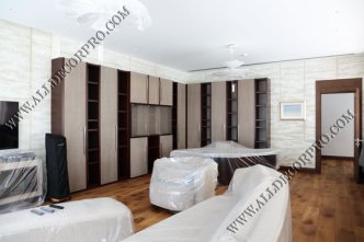 Стены декорированные травертином
