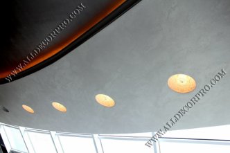 Потолок декорированный поталью и венецианской штукатуркой