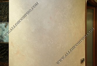 Стена декорирована декоративной штукатуркой имитирующей камень