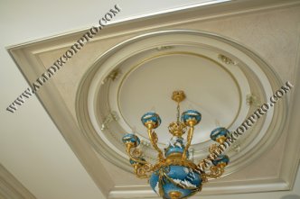 Лепнина декорированная перламутрами и поталью