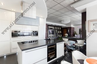 Стены и потолок декорированы венецианской штукатуркой