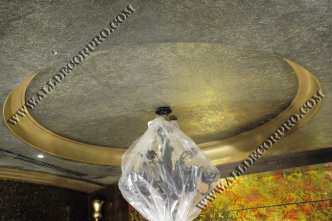 Декорированный рисовой бумагой потолок