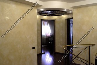 Стены декорированные венецианской штукатуркой с эффектом камня
