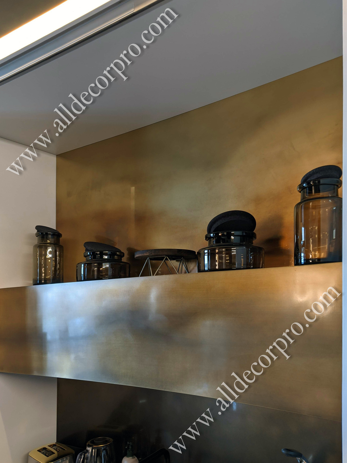 Кухонная полка и простенок металлизированные жидким металлом с эффектом патинированной латуни