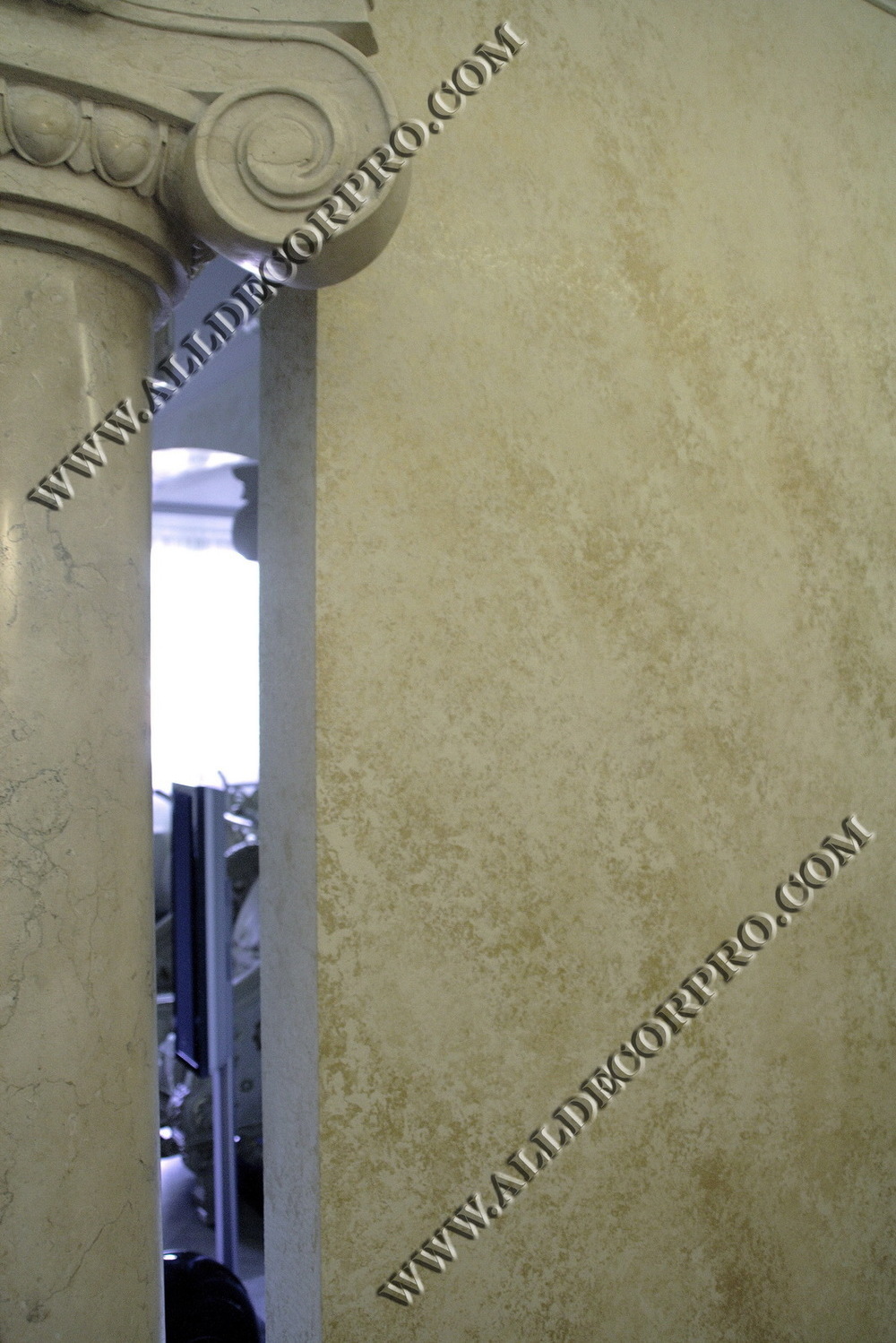 Стены декорированные венецианской штукатуркой с эффектом выветренного камня