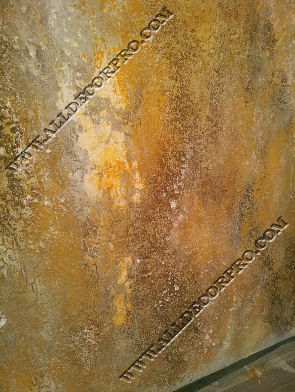 Стена спальни декорированная микробетоном San Marco "Concret Art"