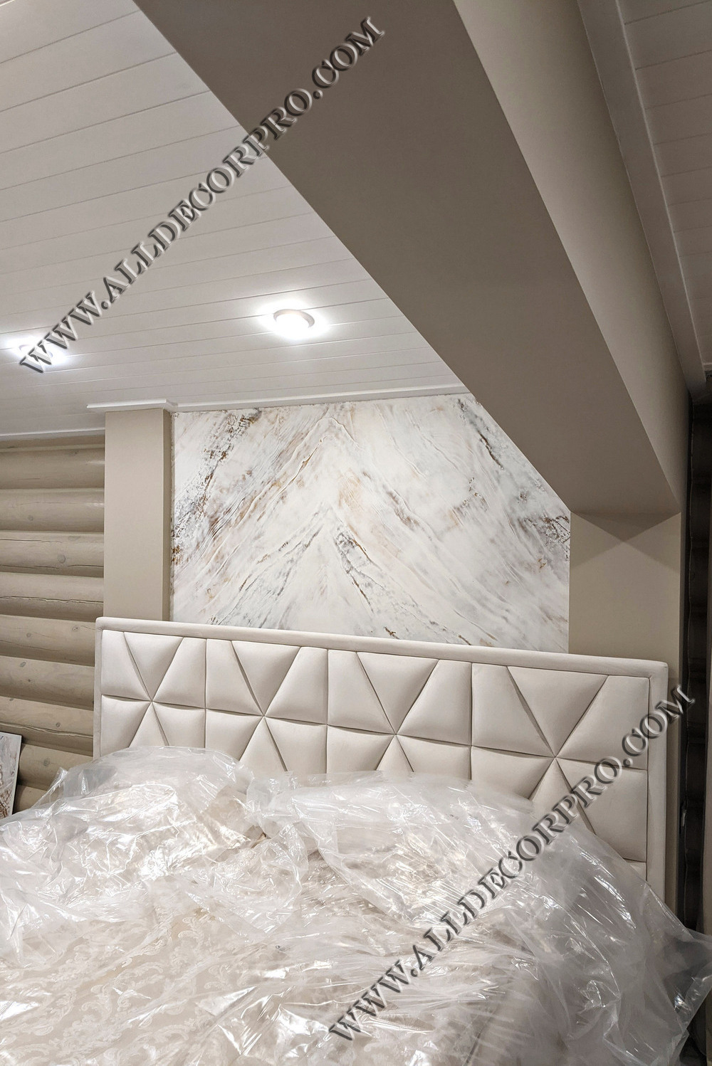 Простенки спальни коттеджа декорированные венецианской штукатуркой имитирующей мрамор