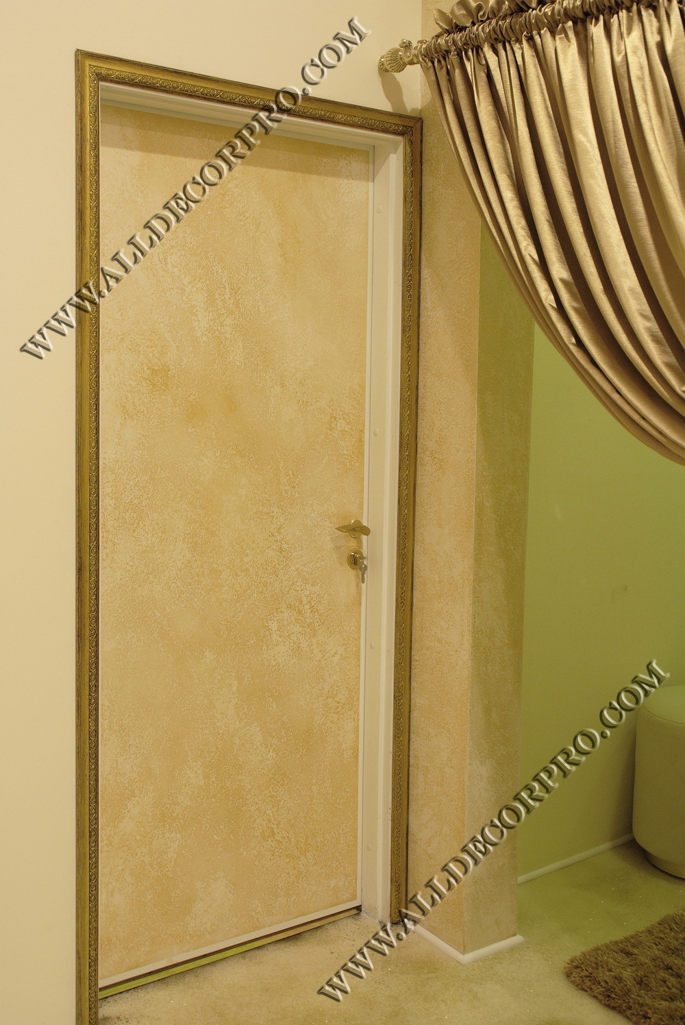 Дверь декорированная венецианской штукатуркой имитирующей камень