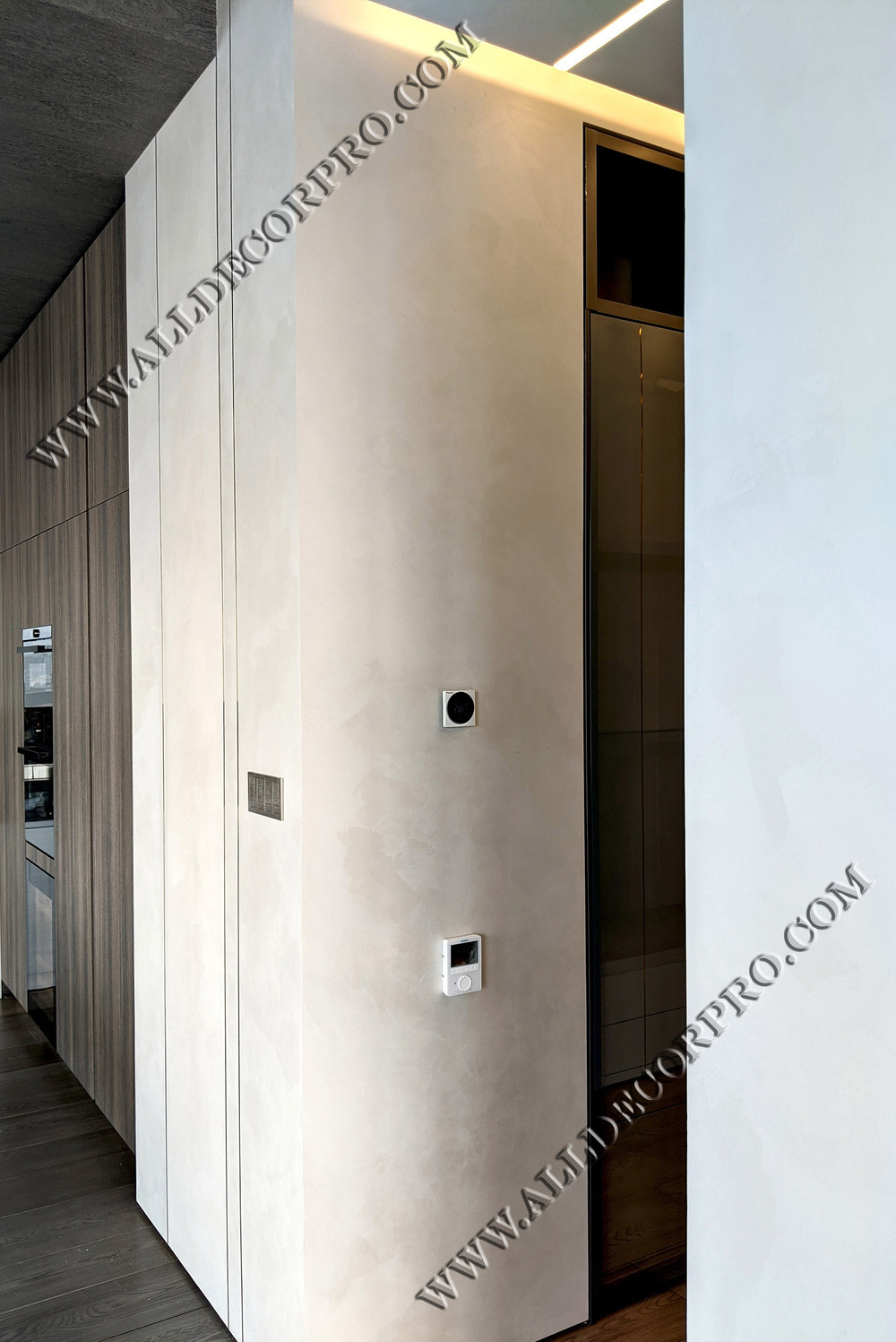 Стены гостиной декорированные покрытием с эффектом матового шелка.jpg