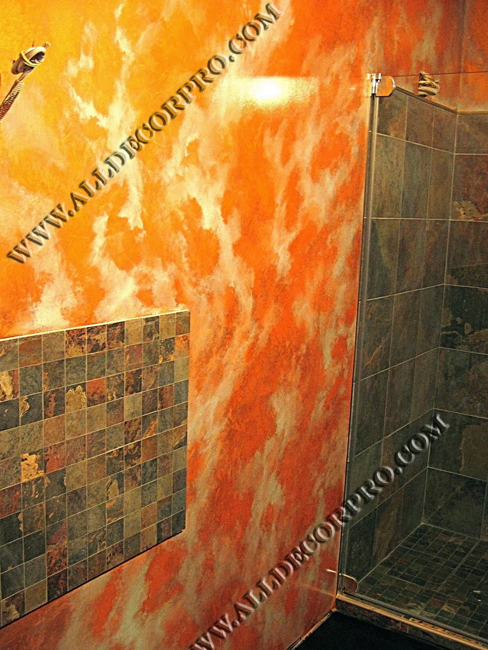 Стены ванной комнаты декорированные венецианской штукатуркой