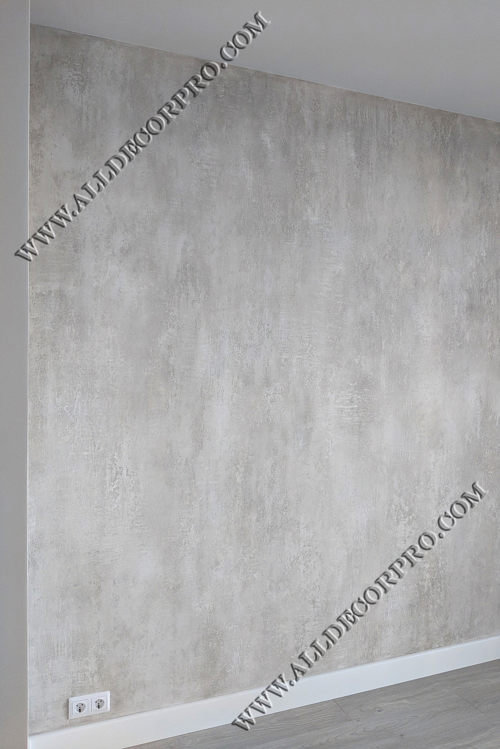 Стена декорированная декоративной штукатуркой имитирующей бетон