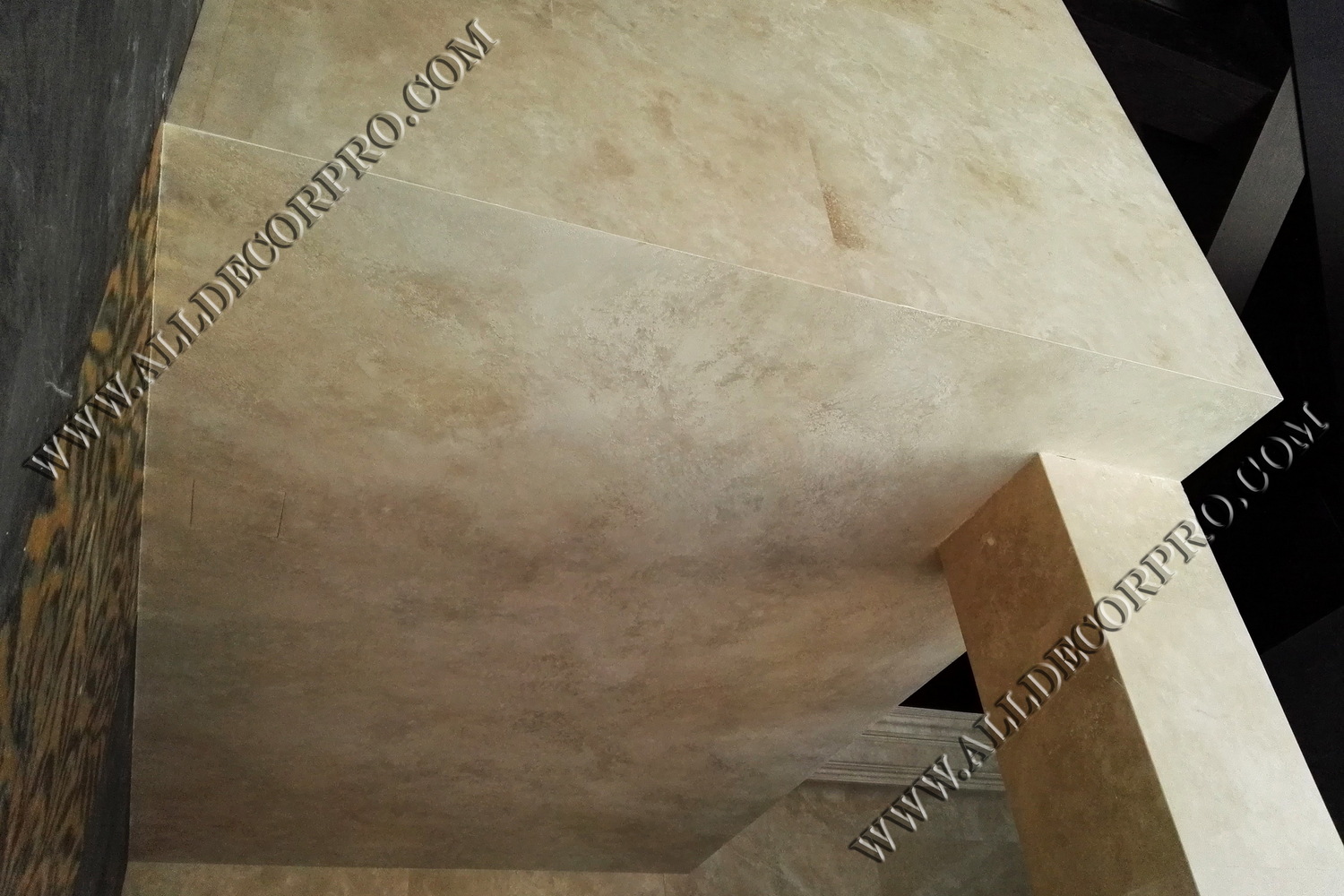 Потолок декорированный венецианской штукатуркой имитирующей мрамор