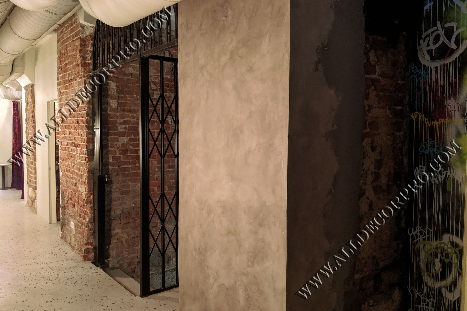 Простенок декорированный покрытием с эффектом бетона Derufa