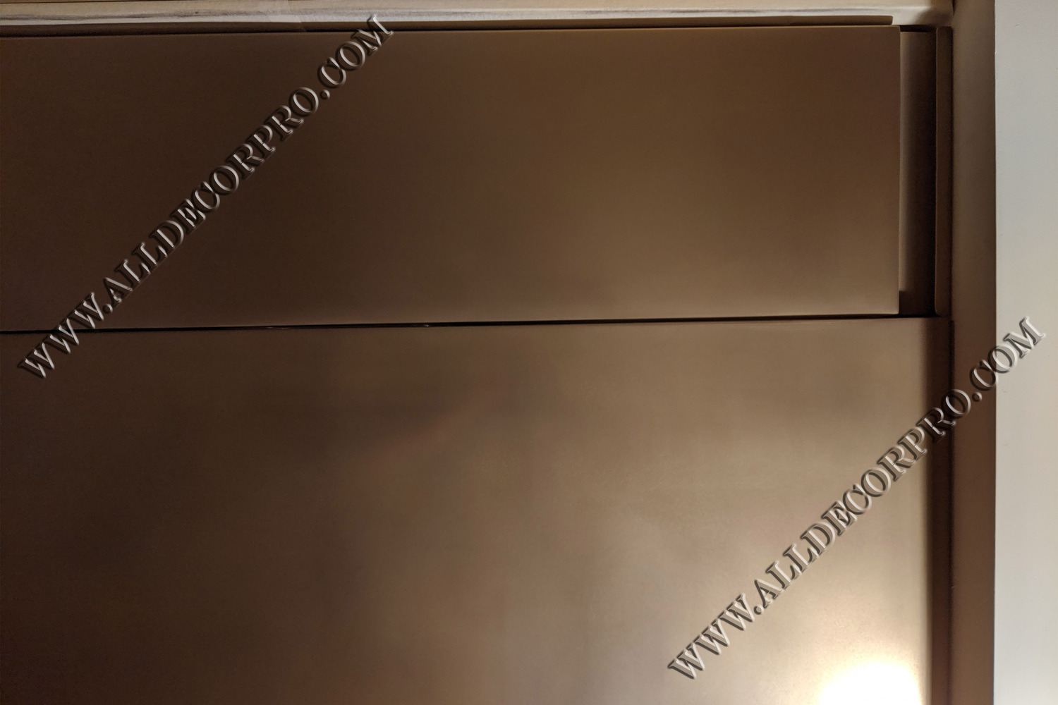 Шкафы металлизированные жидким металлом Metallhaut с эффектом полированной латуни
