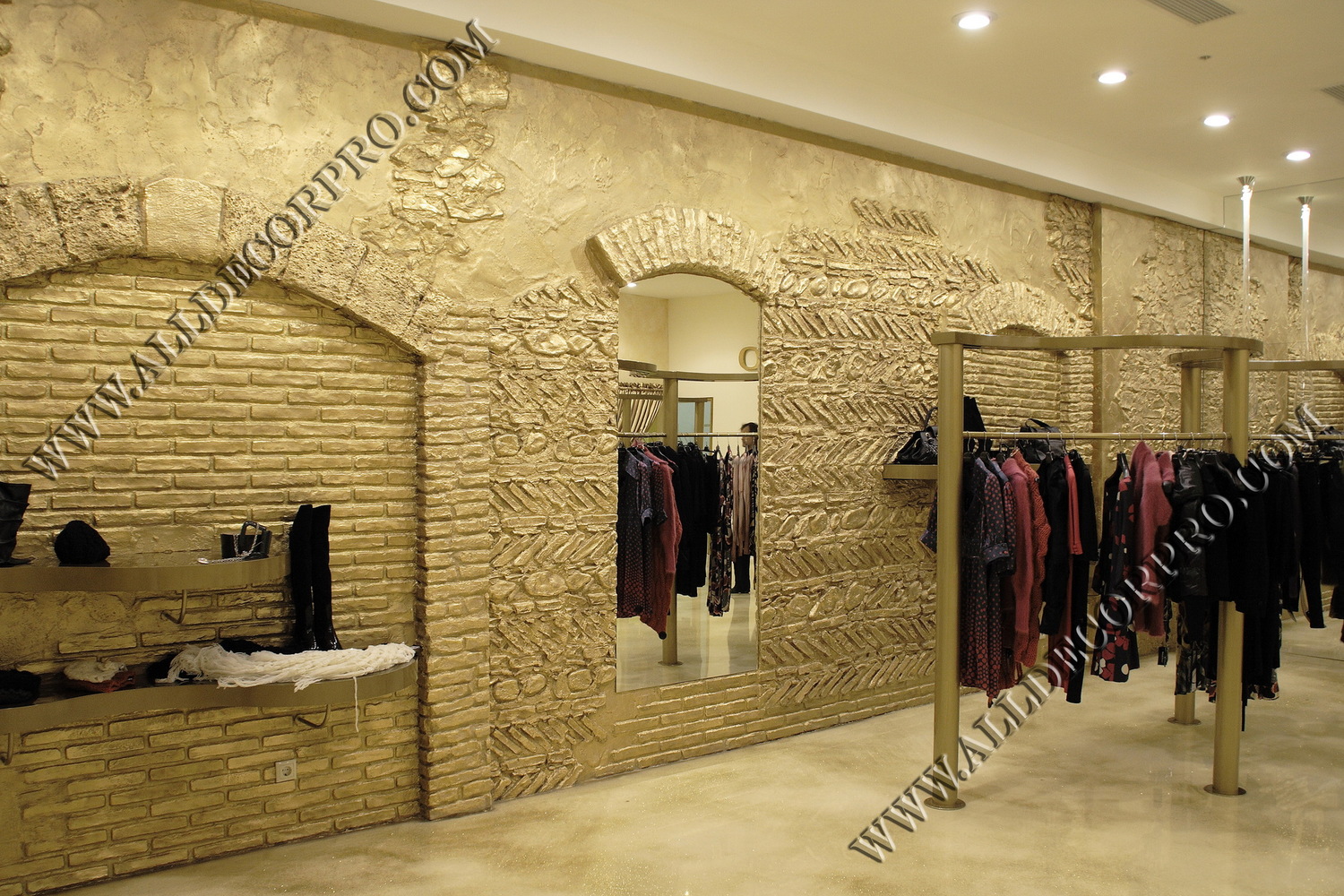 Стены декорированные венецианской штукатуркой имитирующей каменную кладку