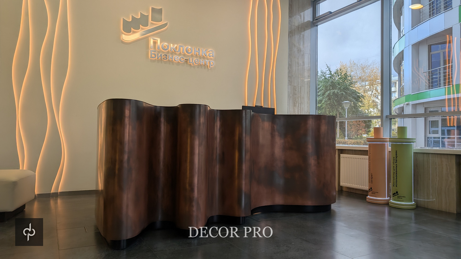 Стойка ресепшн металлизированная жидким металлом PRO-METAL с эффектом патинированной меди