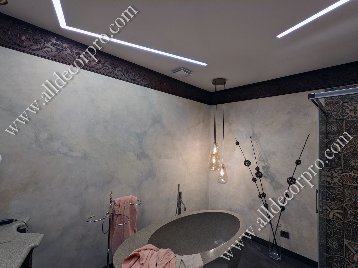 Стены ванной комнаты декорированные микроцементом