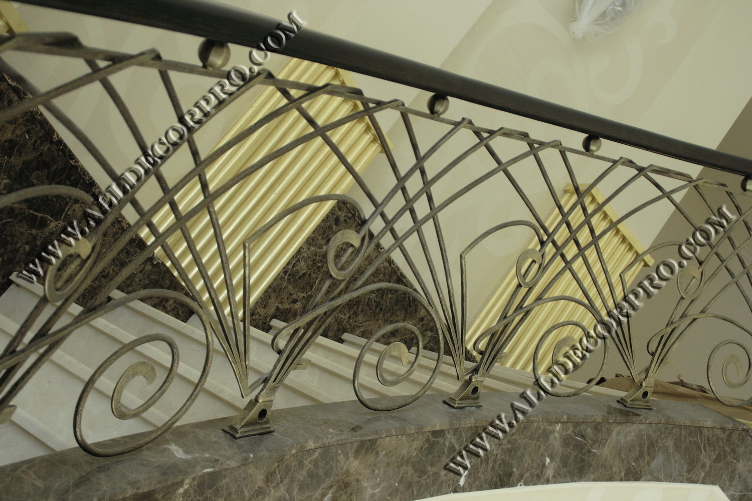 Декорированное металликами ограждение лестницы