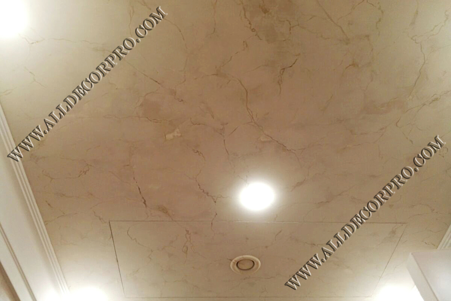 Потолок декорированный венецианской штукатуркой имитирующей мрамор