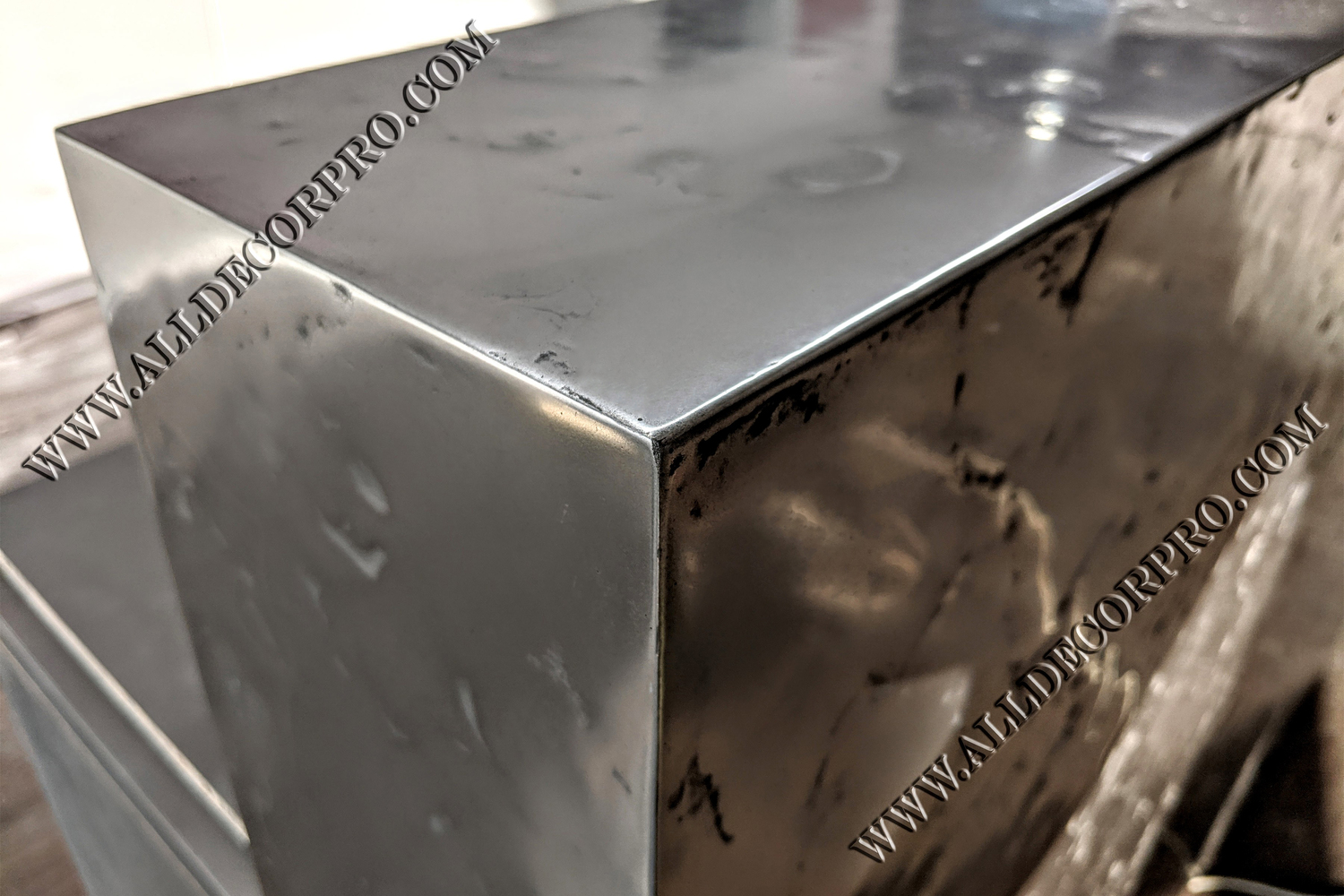 Стойка ресепшен металлизированная жидким металлом Metallhaut с эффектом полированного мятого металла