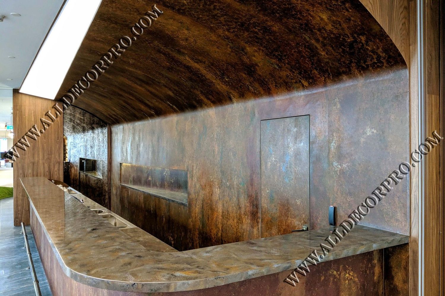 Стена и барная стойка декорированные системой с эффектом ржавчины