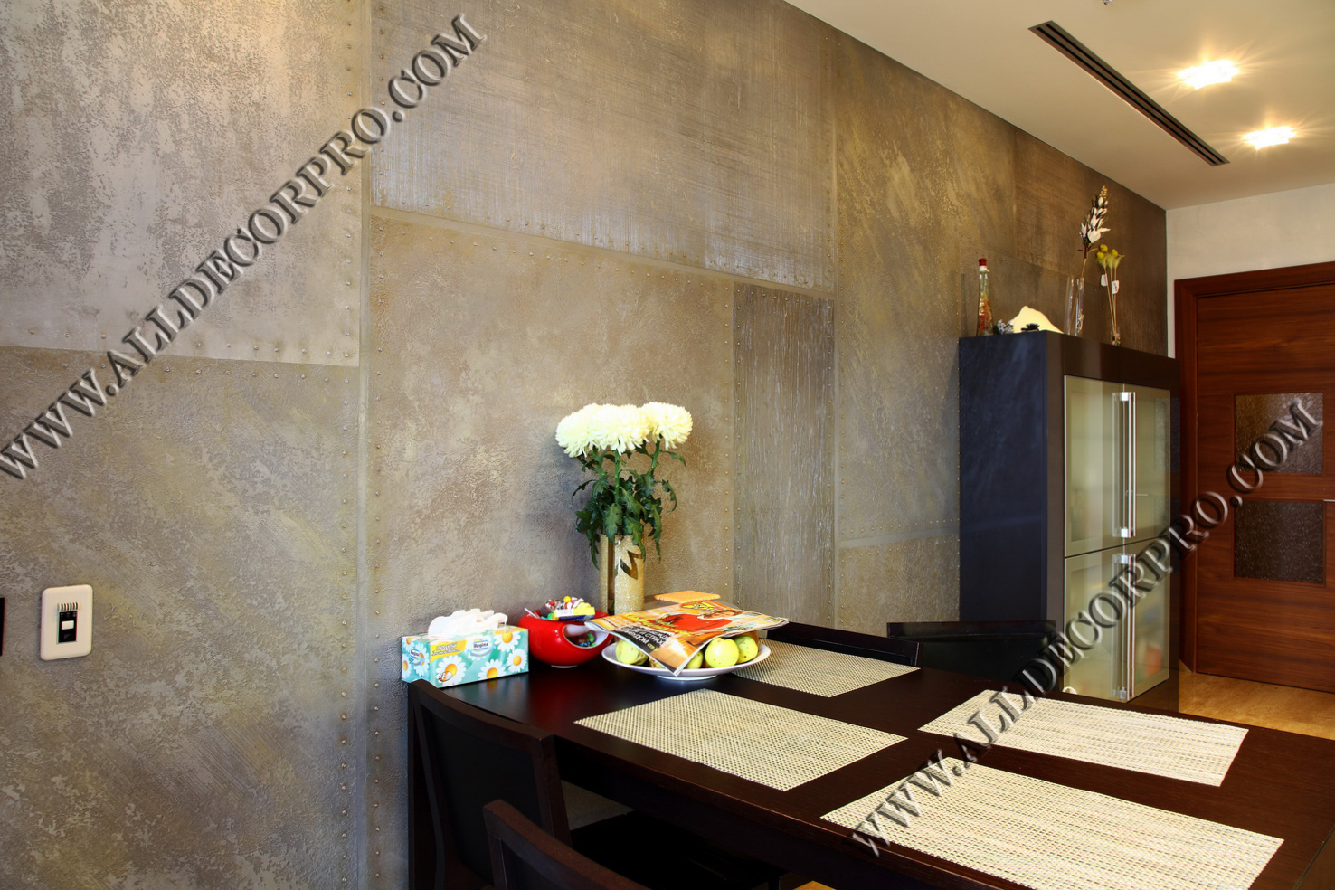 Стена декорированная панно из различных металлизированных декоративных штукатурок