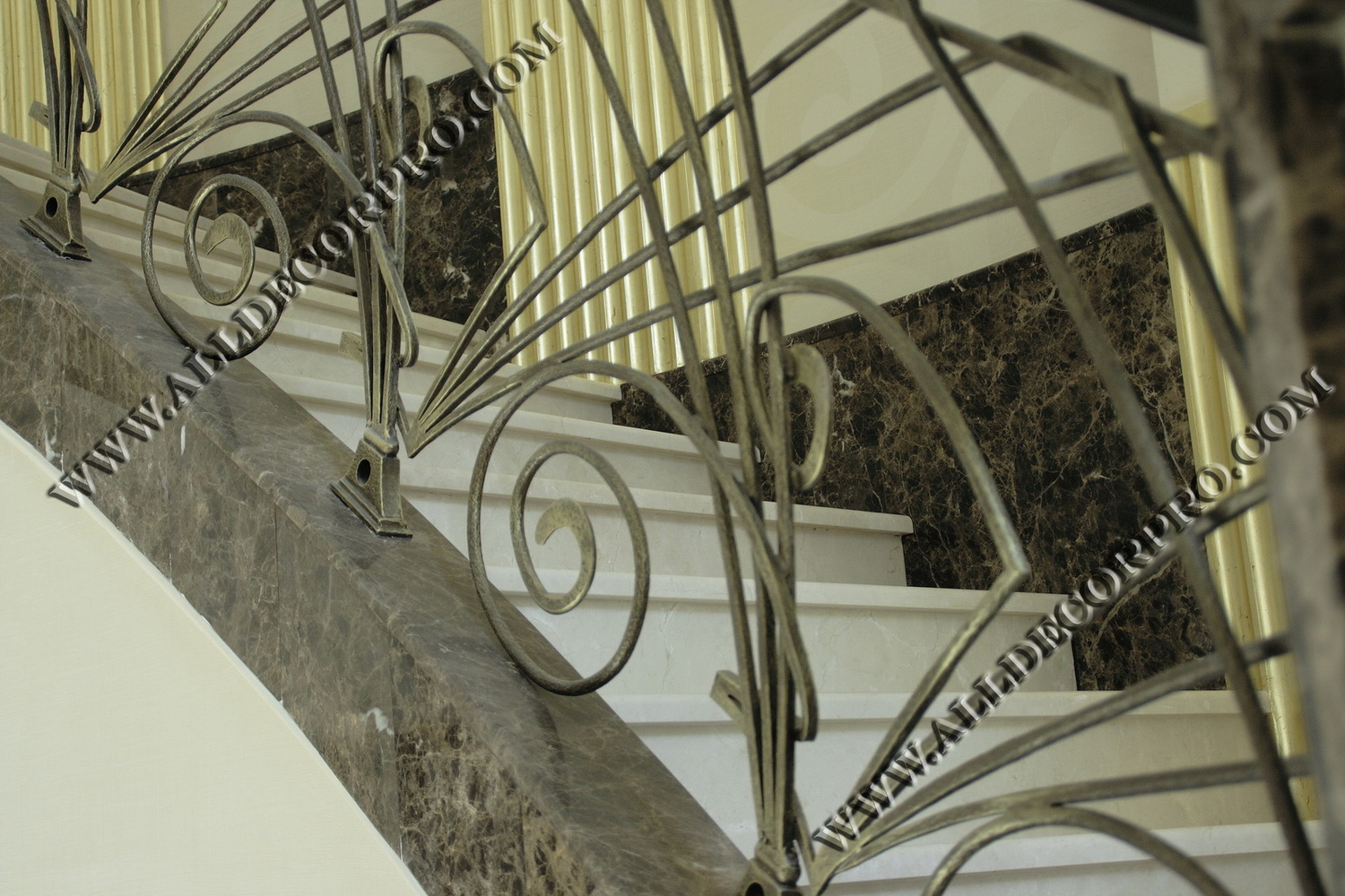 Декорированное металликами ограждение лестницы