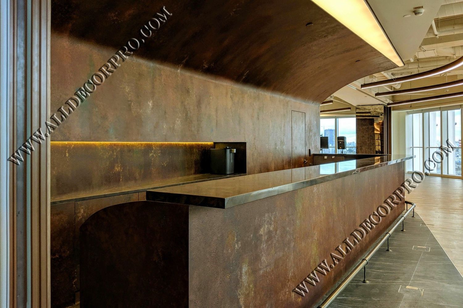 Стена и барная стойка декорированные системой с эффектом ржавчины