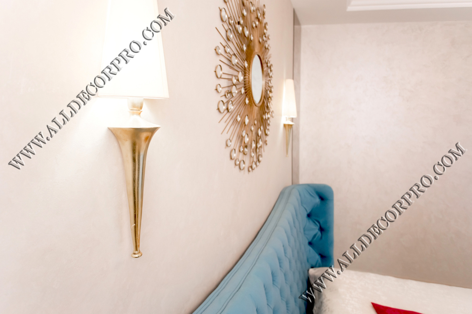 Стены главной спальни декорированы покрытием с эффектом мокрого шелка San Marco