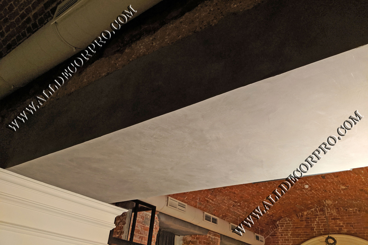 Потолок декорированный покрытием с эффектом бетона Derufa