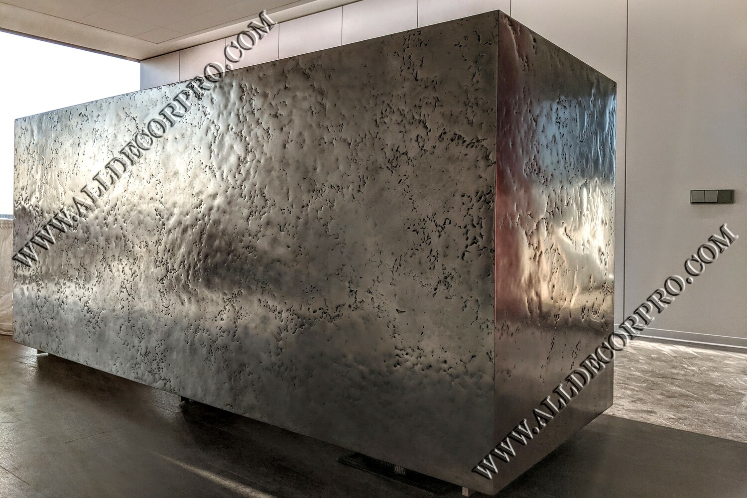 Стойка ресепшен металлизированная жидким металлом Metallhaut с эффектом полированного мятого металла